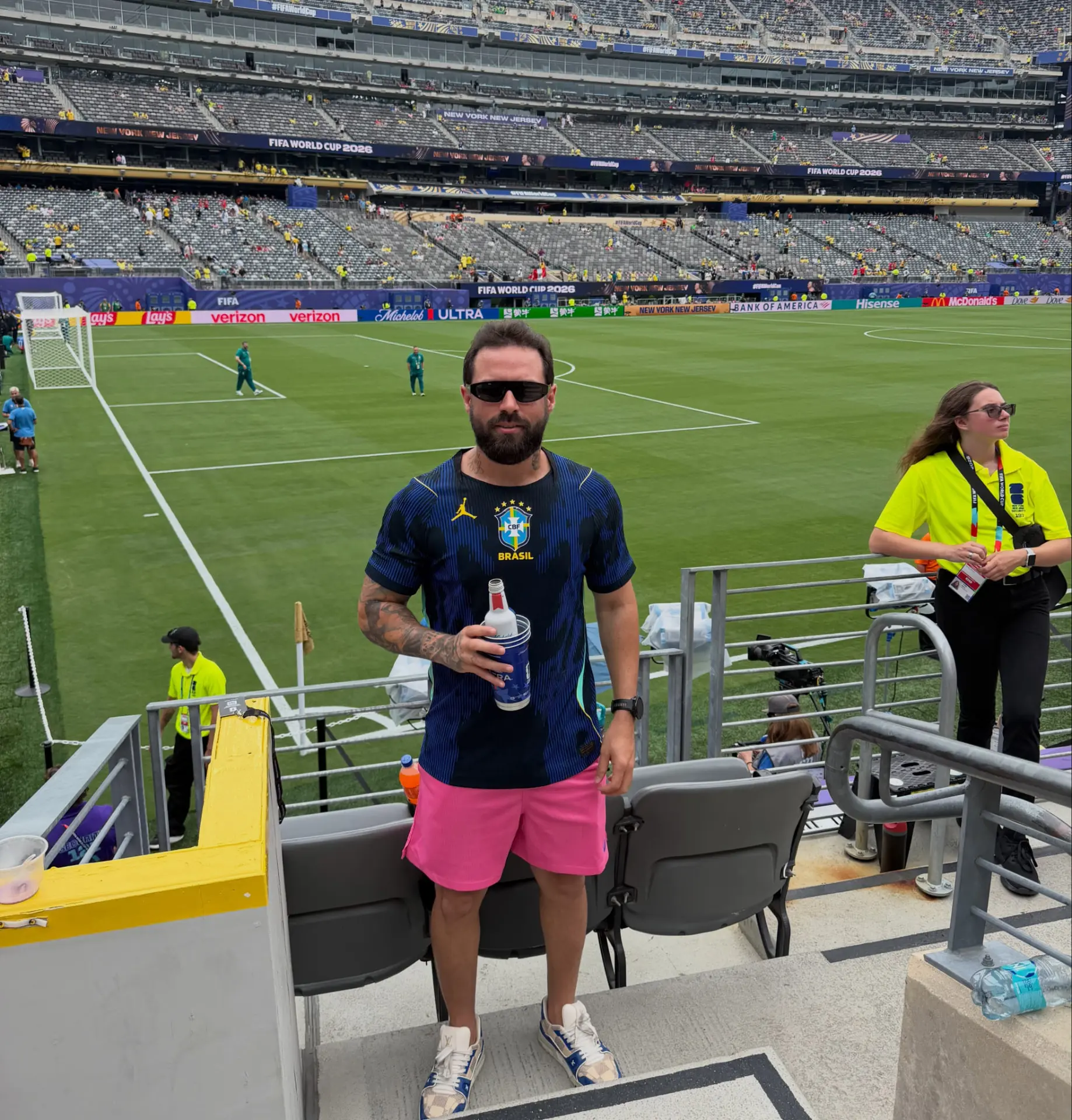 PR Tips, tipster de apostas esportivas, na beira do gramado do estádio